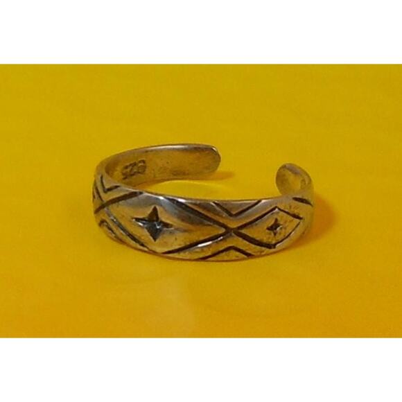 Vintage Sterling Silver Tribal Diamond Cut Toe Ring – Handcrafted Unique Jewelry - Picture 1 of 10